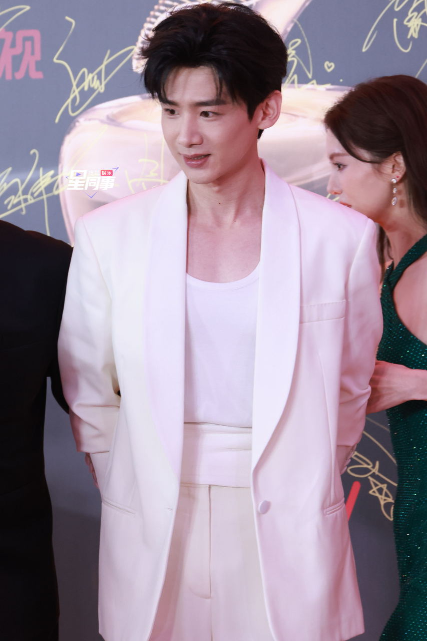 白敬亭 一身白色西装亮相电视剧品质盛典红毯,状态还不错,品鉴一下吧!