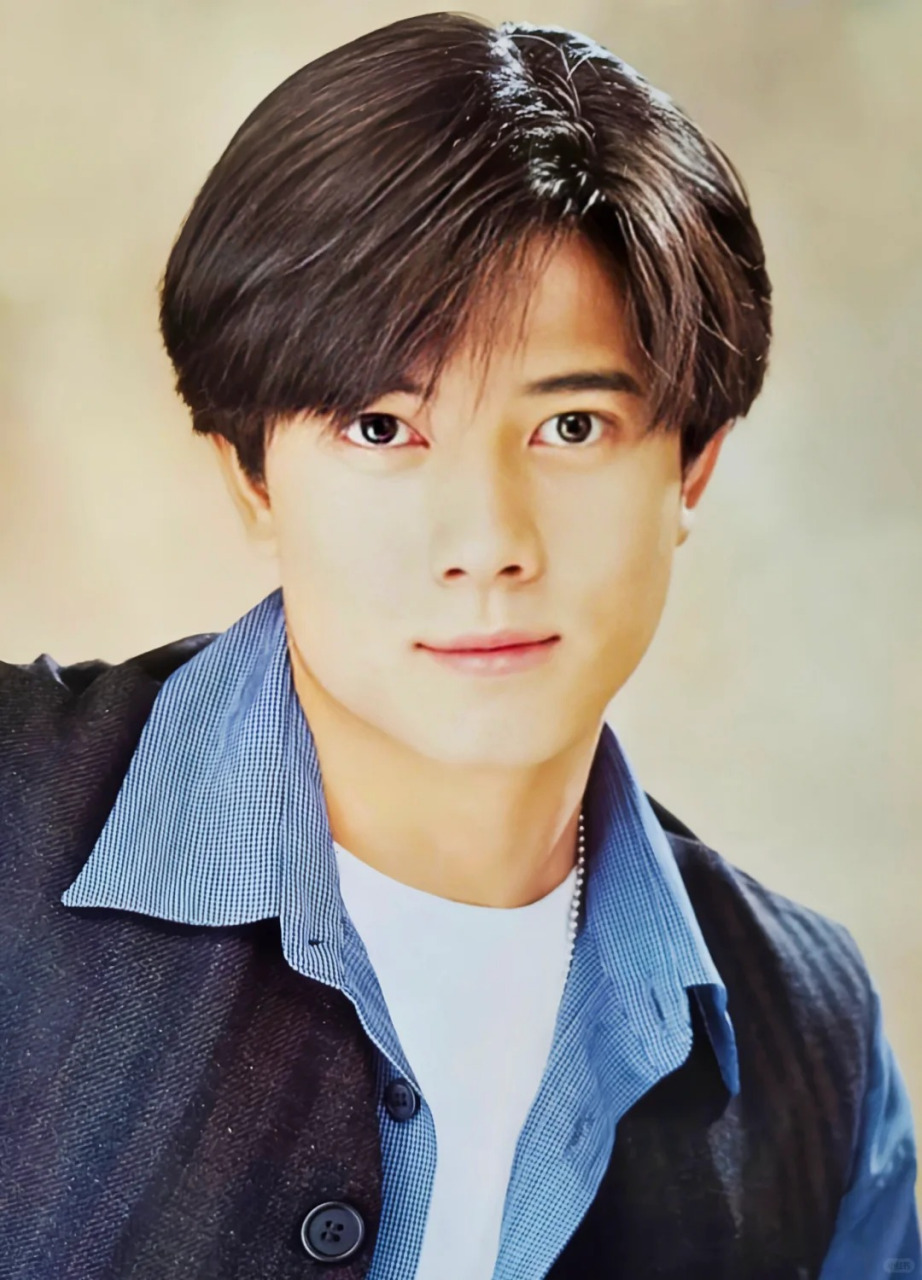 年轻时的郭富城浓眉大眼直鼻梁,肤色很白,脸上满满的胶原蛋白.