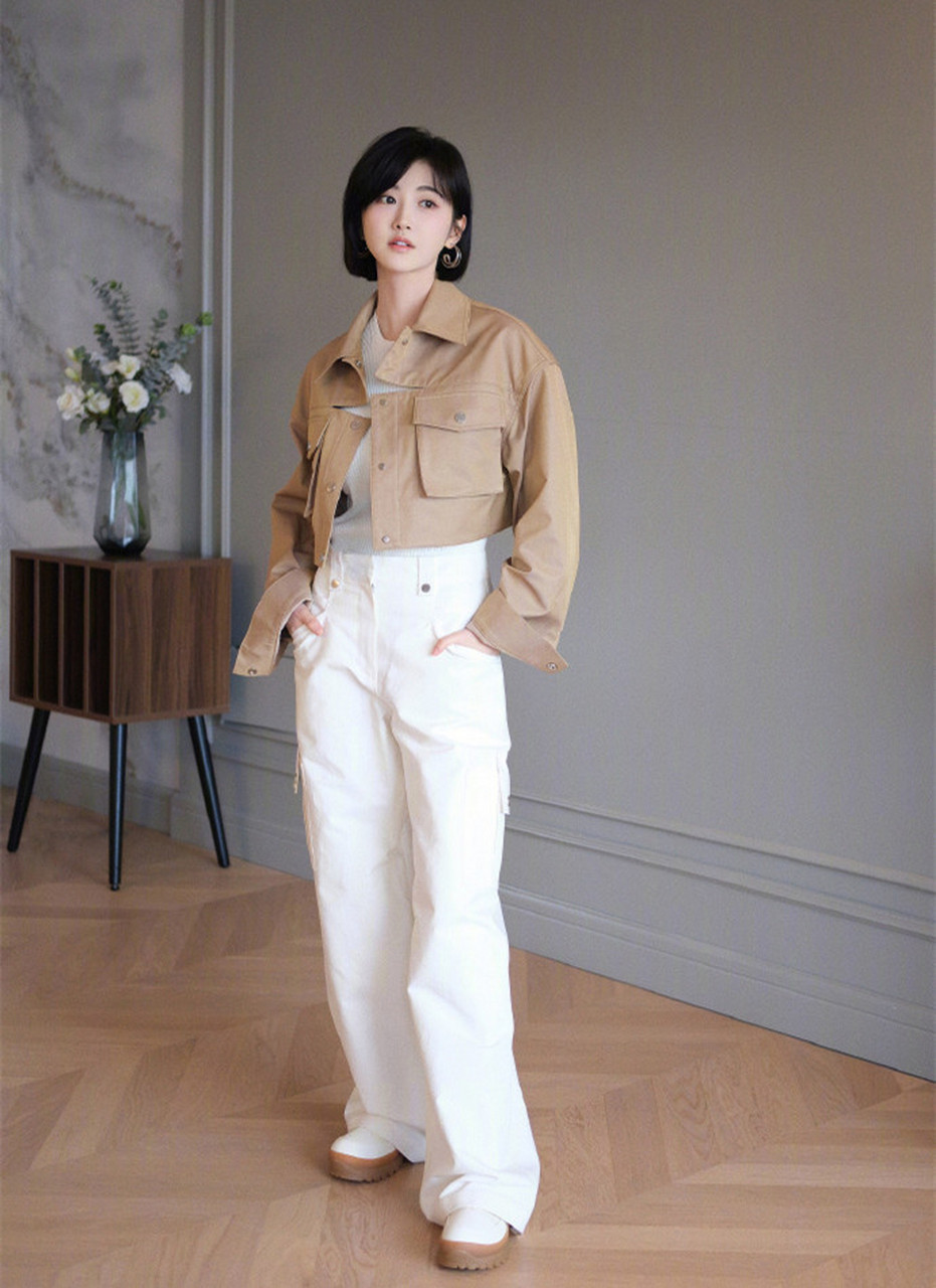 景甜的这款穿搭看似简约却不简单,无论是单品的搭配,还是色彩的组合