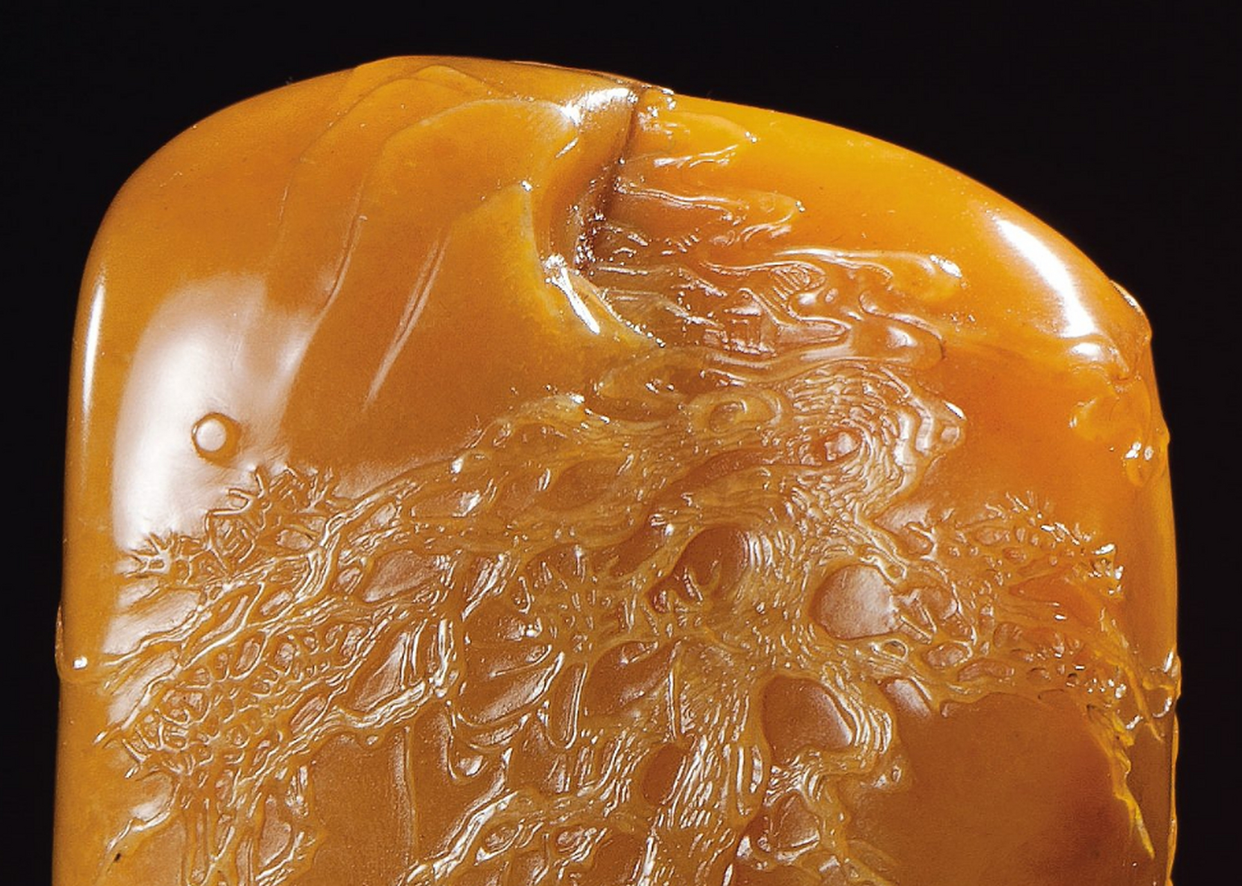 340.7克寿山田黄石摆件,庄重威严,温润金黄.