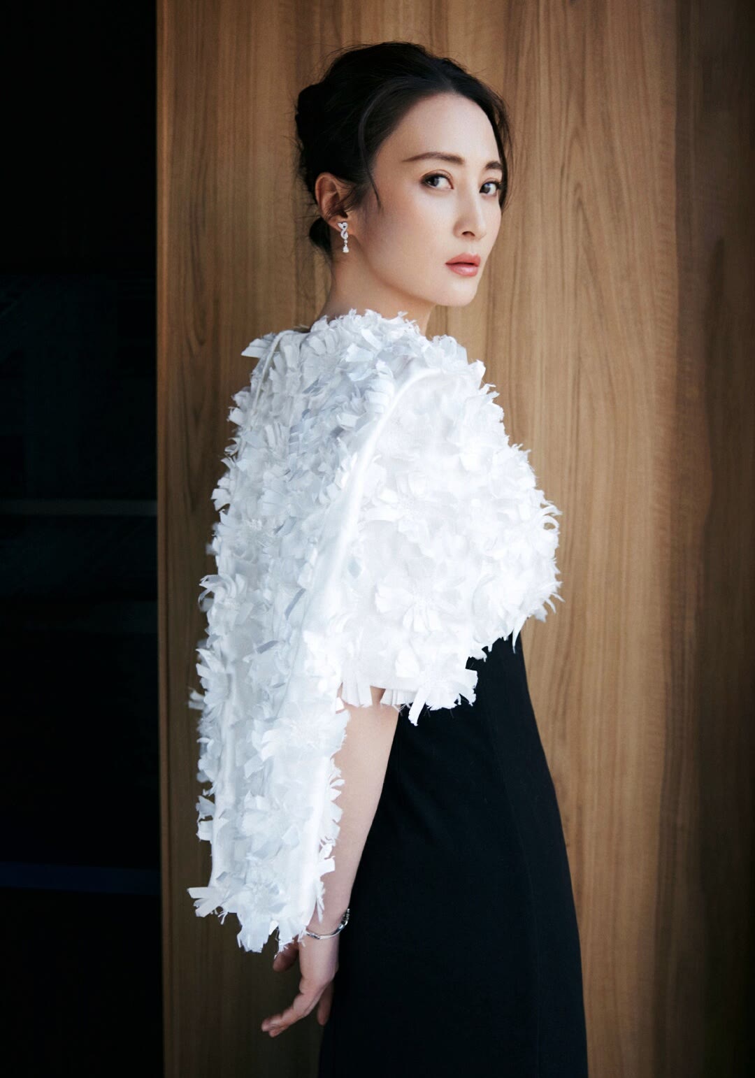 蒋勤勤在娱乐圈中是一位备受瞩目的女演员,以其出色的演技和优雅的