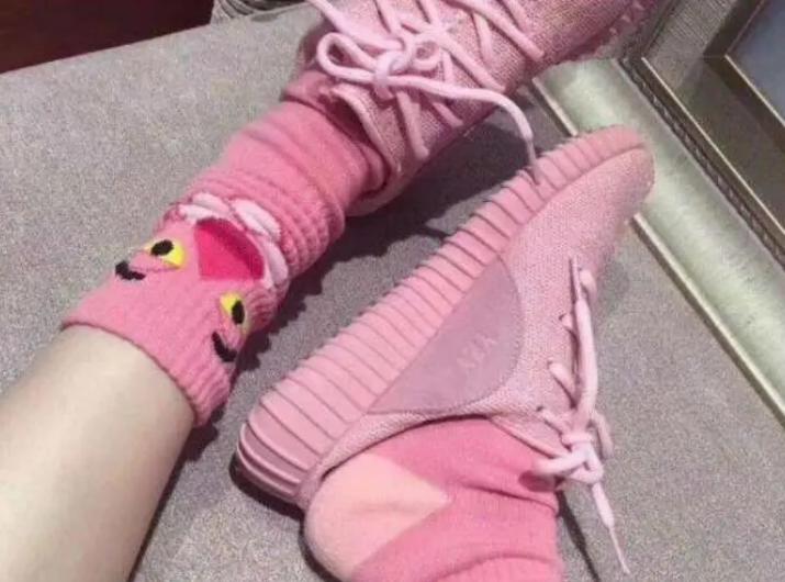 想知道粉色鞋子怎么搭配吗?白色袜子只是其中一种选择!