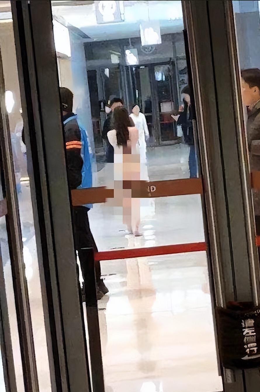 武汉万科广场,妙龄女子竟然全裸上街,原因曝光,令人心疼又无奈