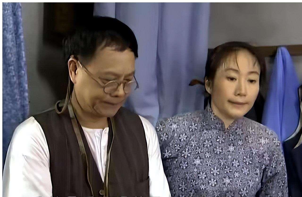 《七十二家房客》当中的瑞叔扮演者卢家全,现实中的妻子曾是他同事