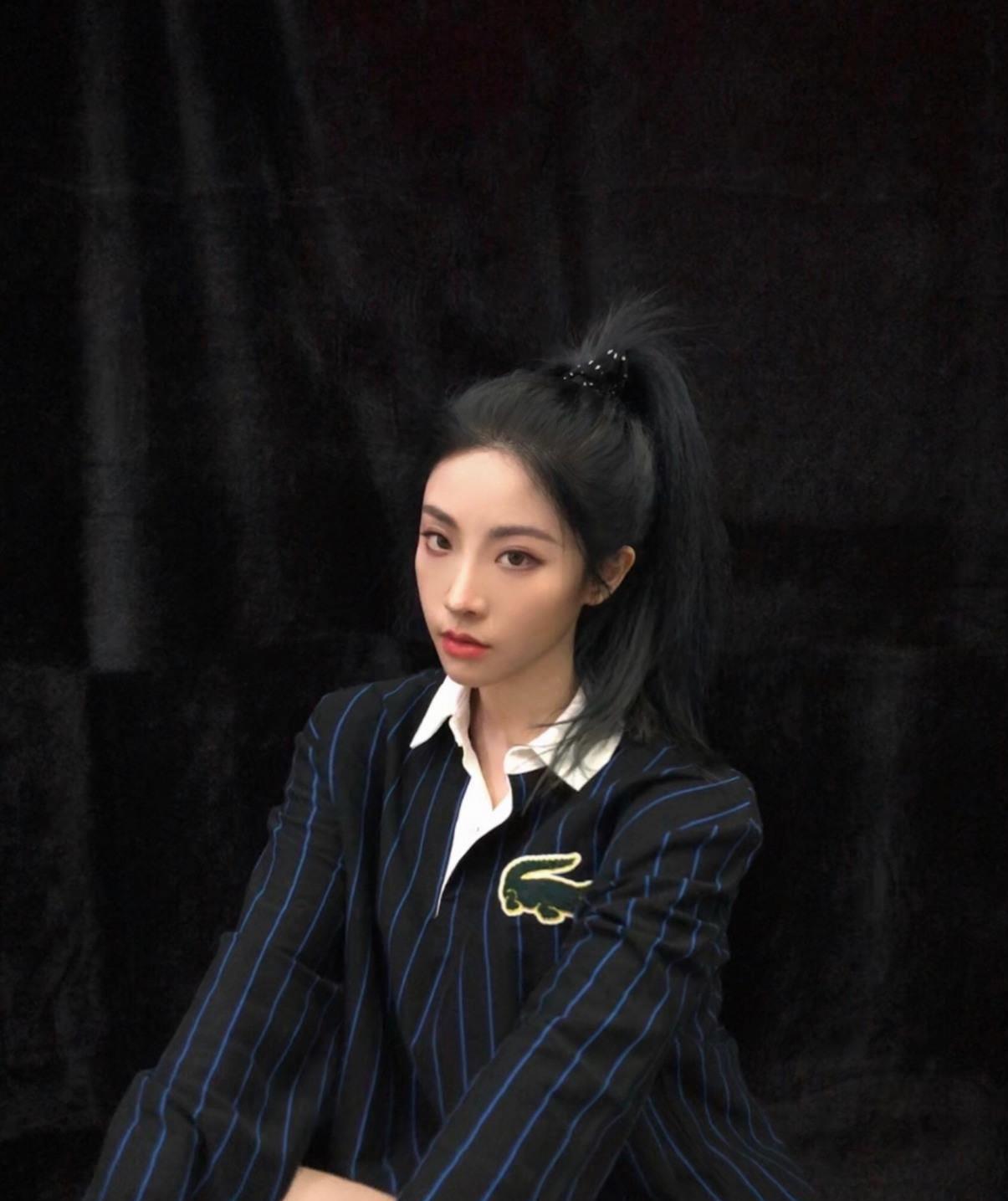 喻言是端水大师?穿黑色露脐装特种兵人设上线,脐钉疤痕太抢眼