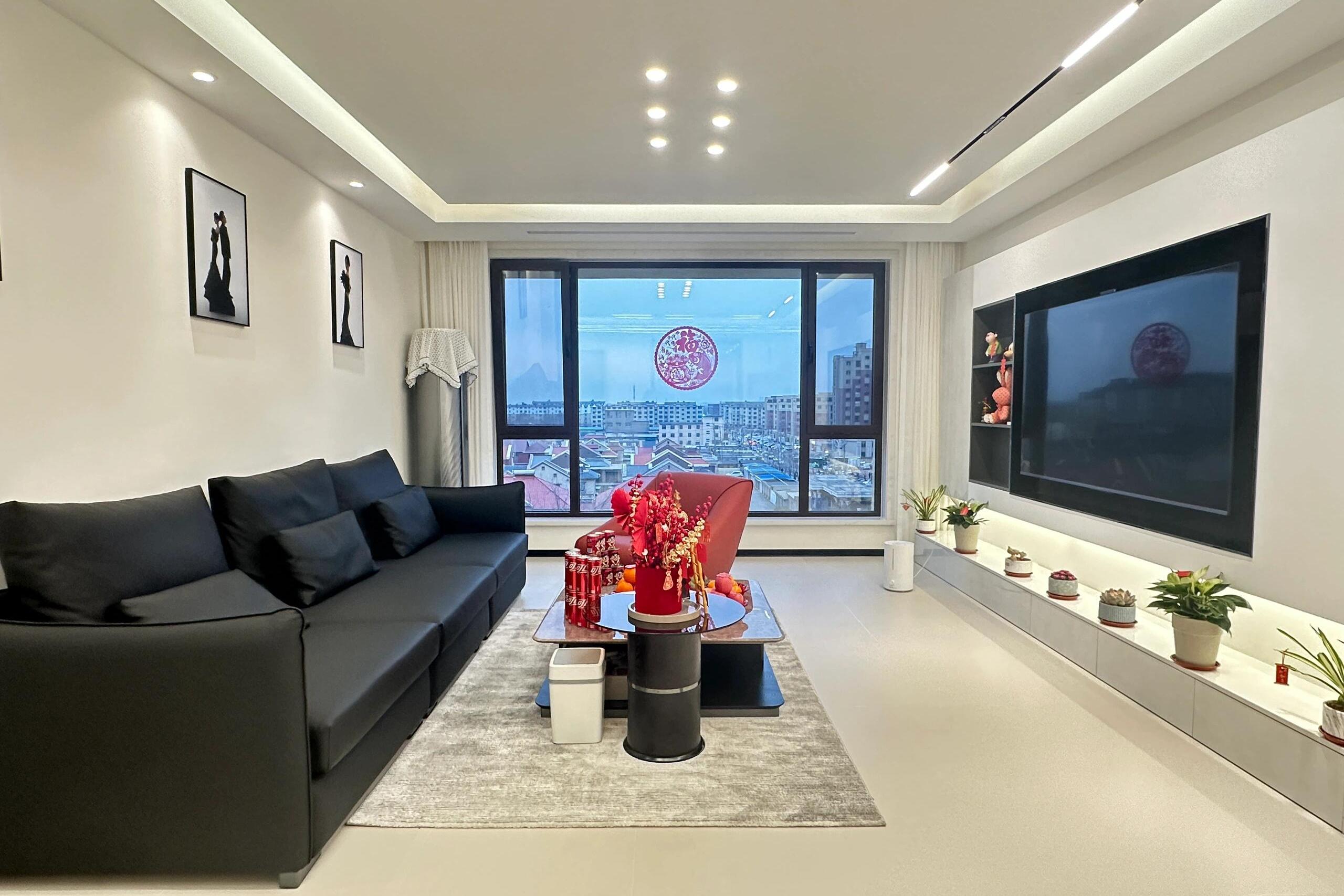 新房装修历经半年完成,朋友亲自设计,注重实用与美观.