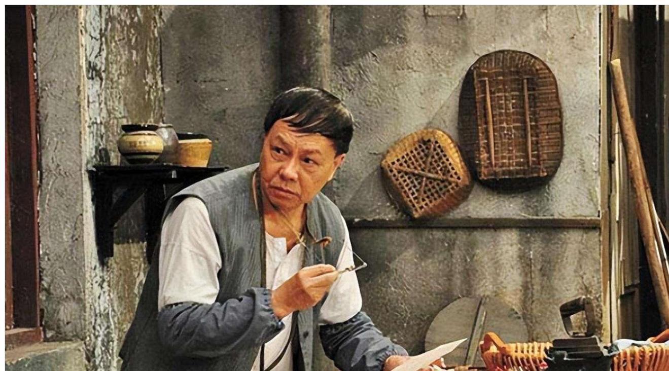 《七十二家房客》当中的瑞叔扮演者卢家全,现实中的妻子曾是他同事