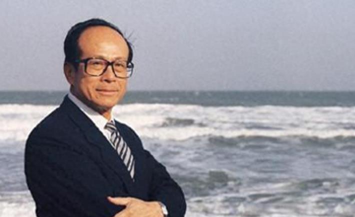 97岁李嘉诚现身汕头,头发花白背部佝偻状态差,身侧外籍保镖吸睛