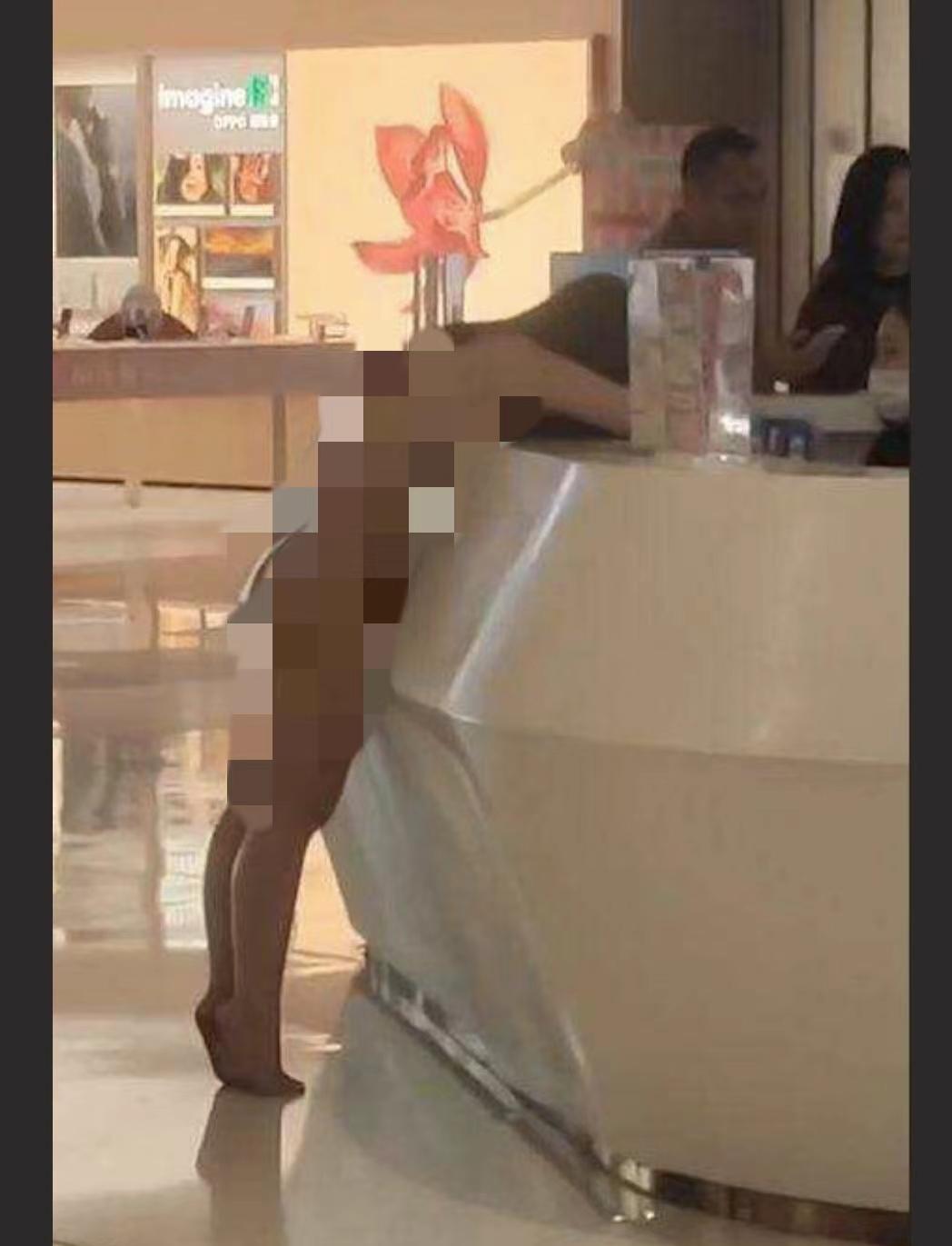 武汉万科广场,妙龄女子竟然全裸上街,原因曝光,令人心疼又无奈