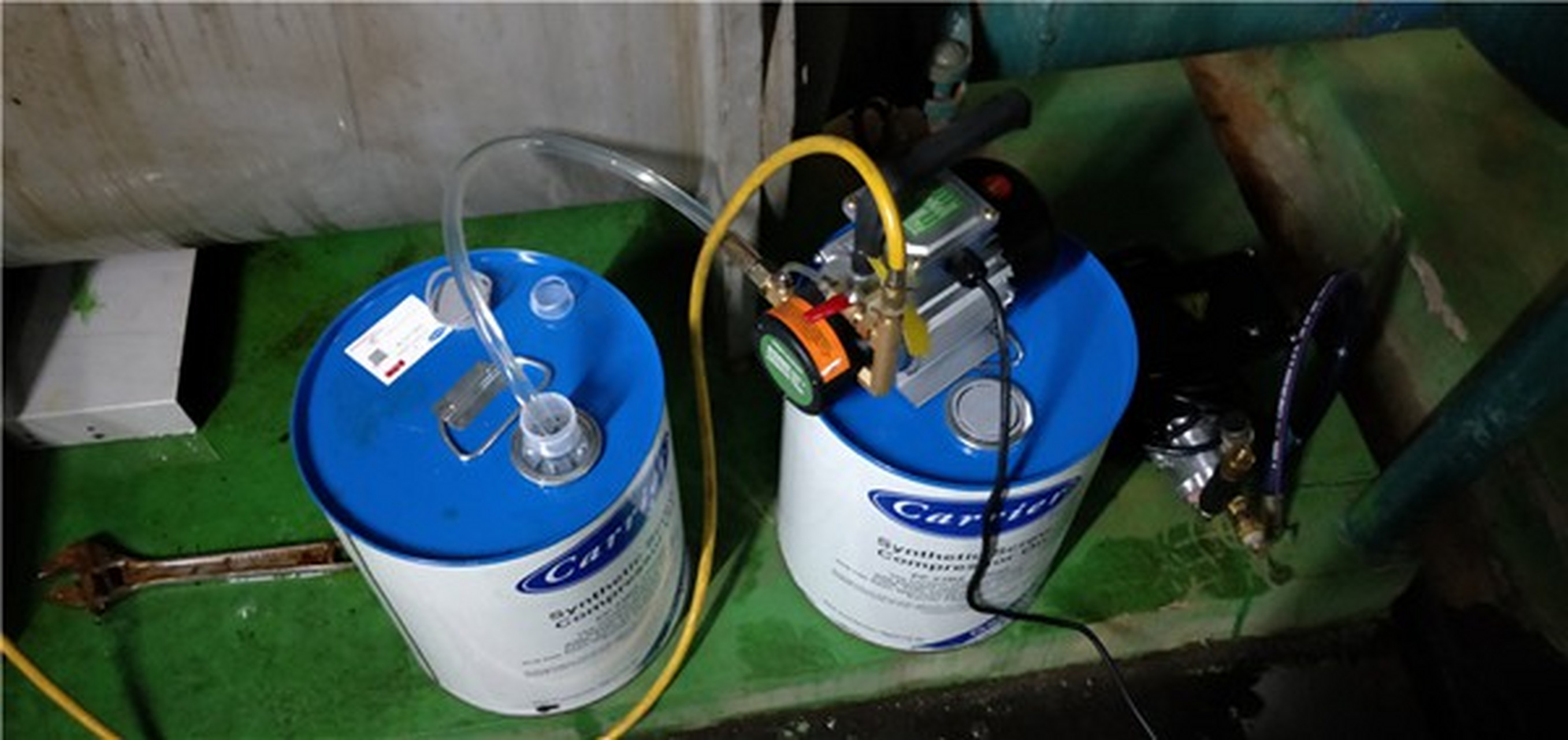 中央空调螺杆机组抽真空是确保高效稳定运行的关键步骤,需按规程操作