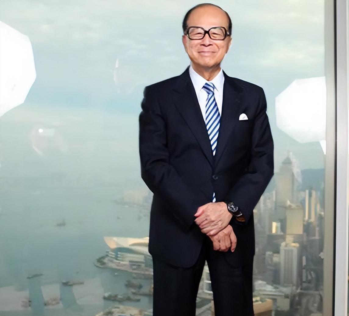 97岁李嘉诚现身汕头,头发花白背部佝偻状态差,身侧外籍保镖吸睛