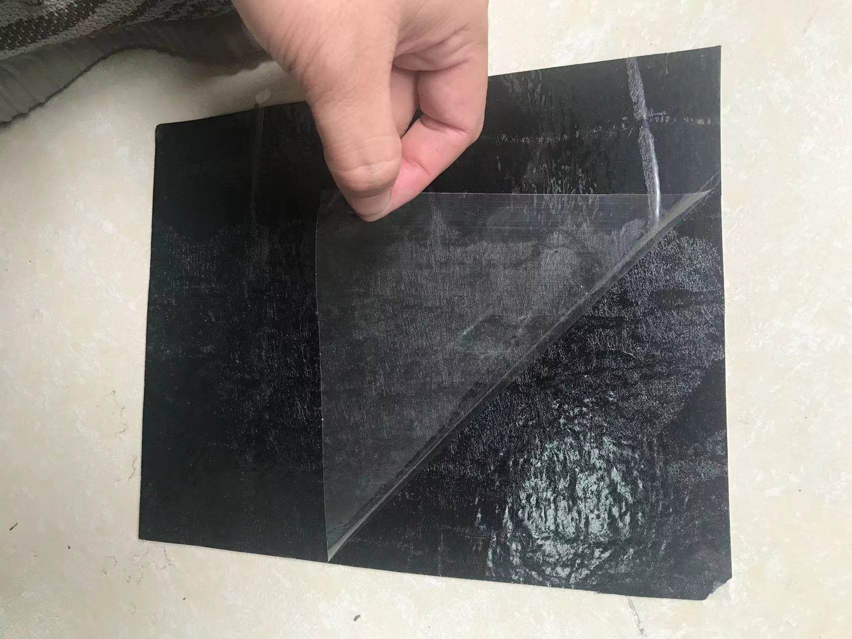 自粘式聚酯玻纤布是一种高性能材料,具有自粘性,高强度,耐久性和耐候