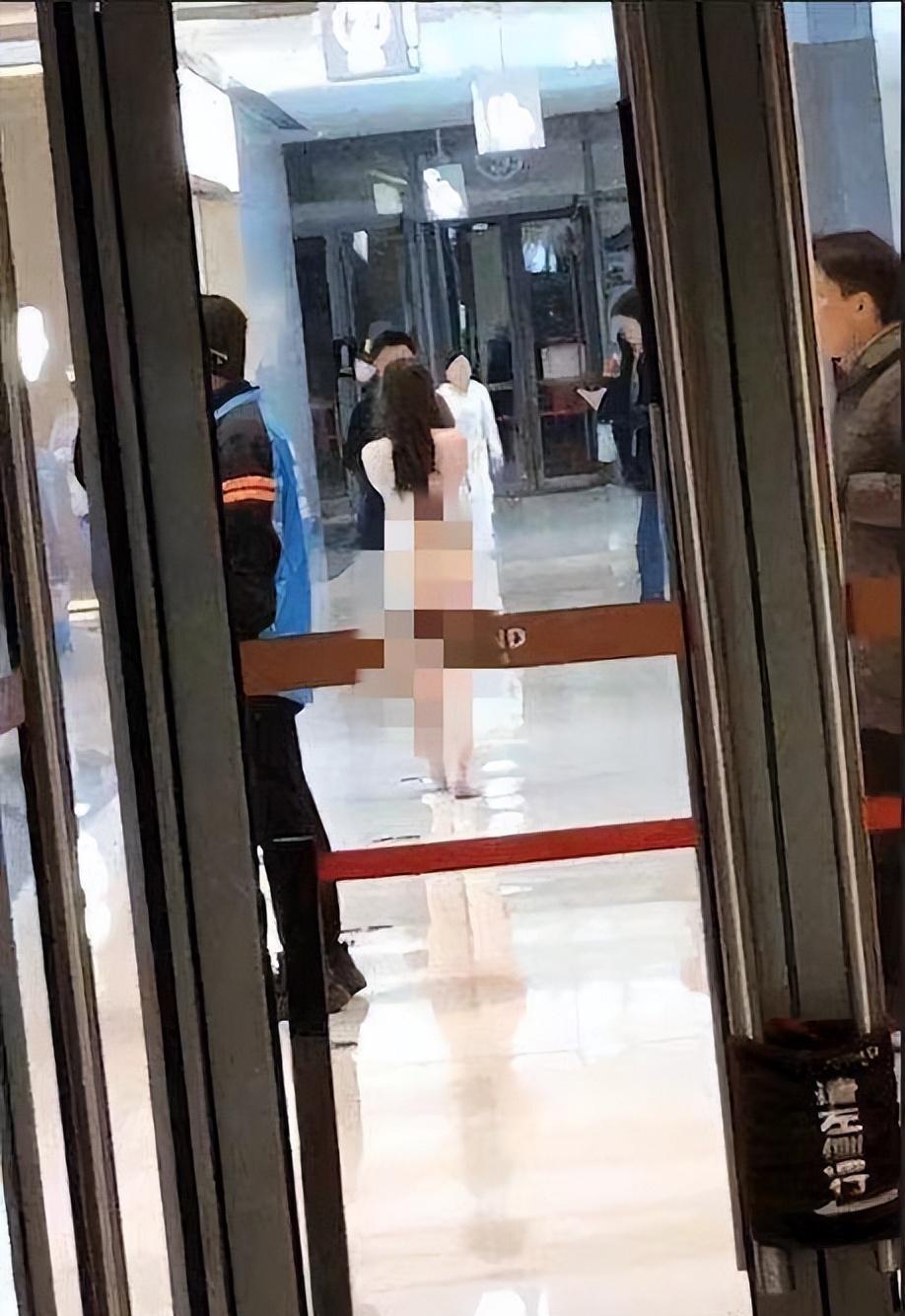 武汉万科广场,妙龄女子竟然全裸上街,原因曝光,令人心疼又无奈