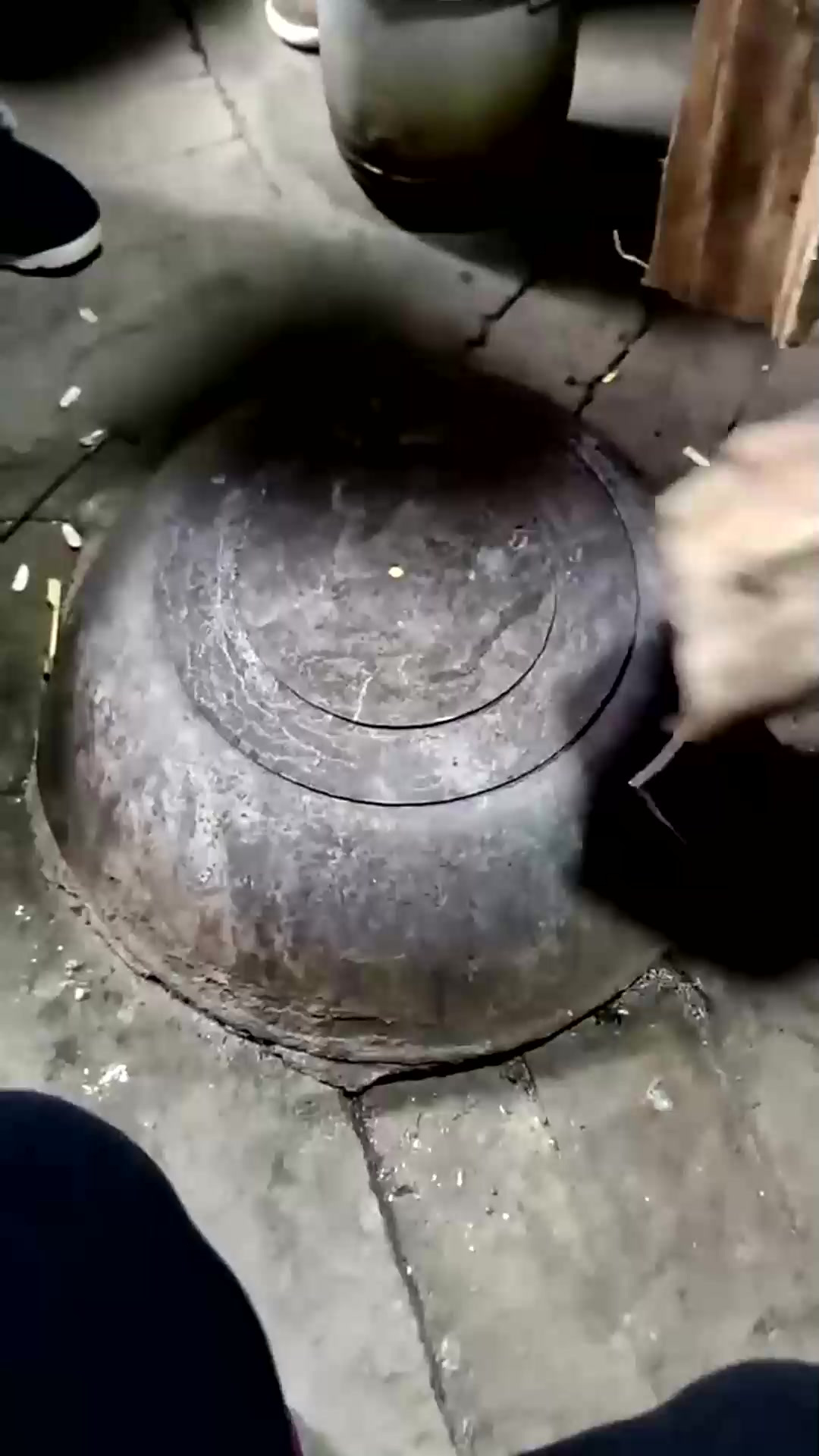 农村地火炉的魅力,传统取暖方式回归,一烧火整个屋都
