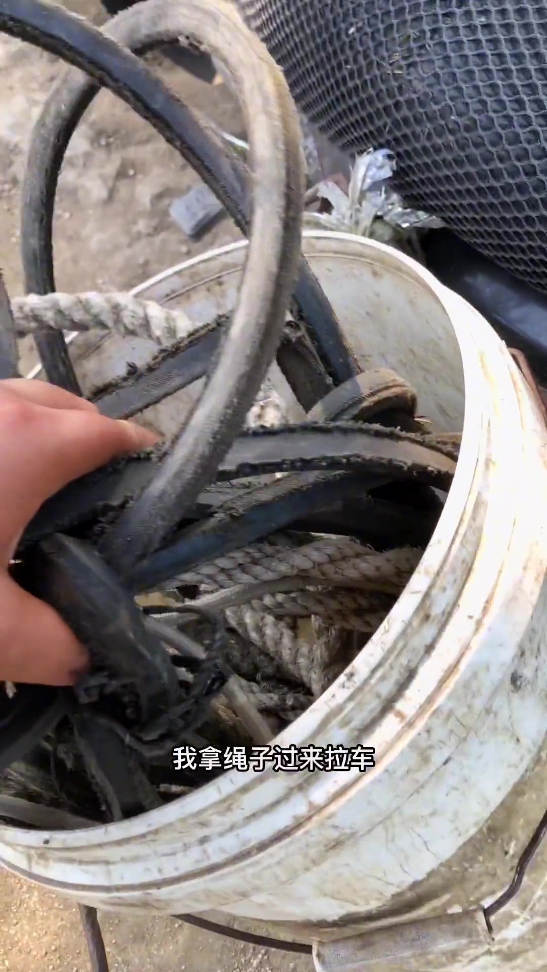 老头一不留神大四轮子越野下堤底下去了,看到最后才知道到底怎么