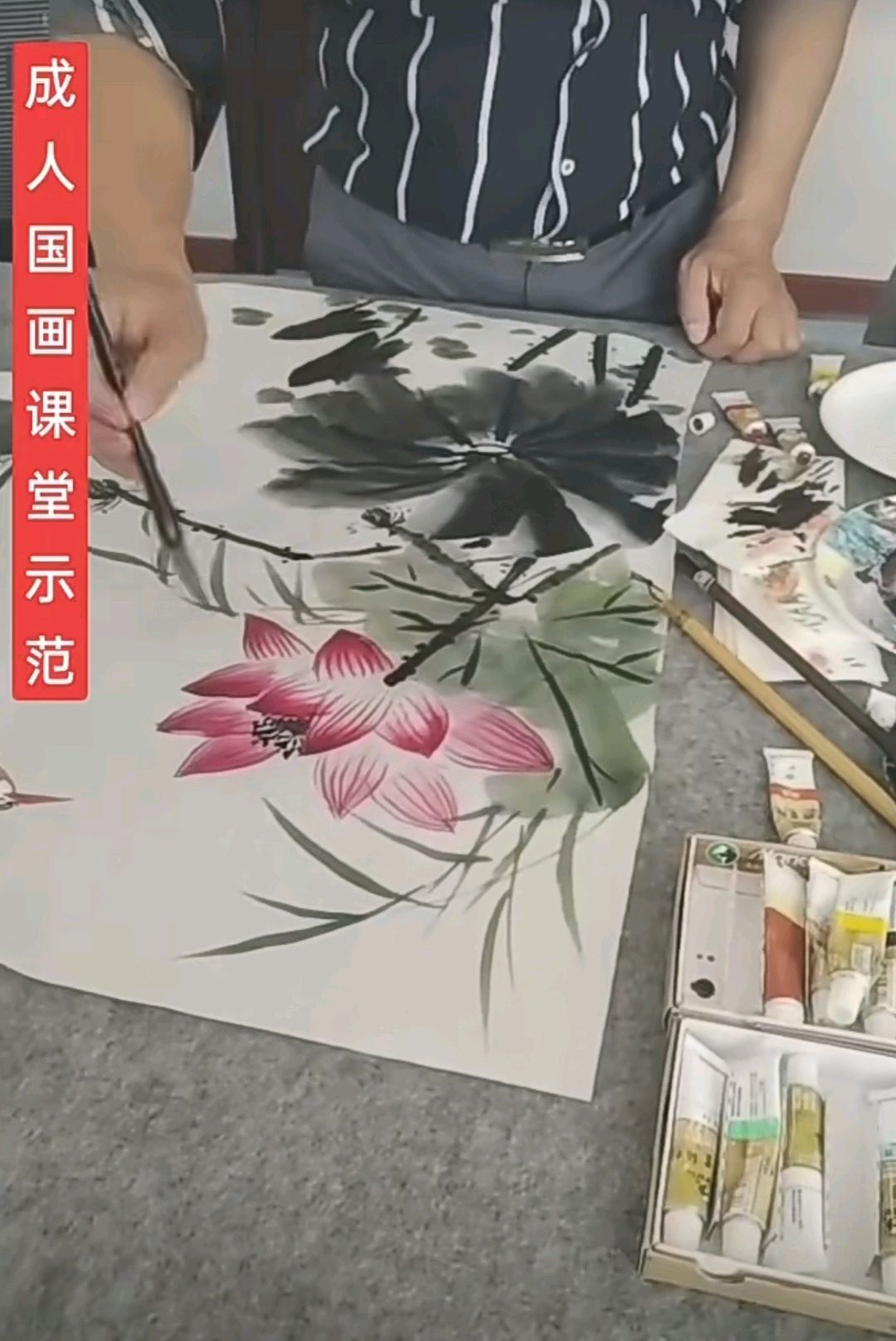 徐骥成人国画《荷塘翠鸟》真迹解析