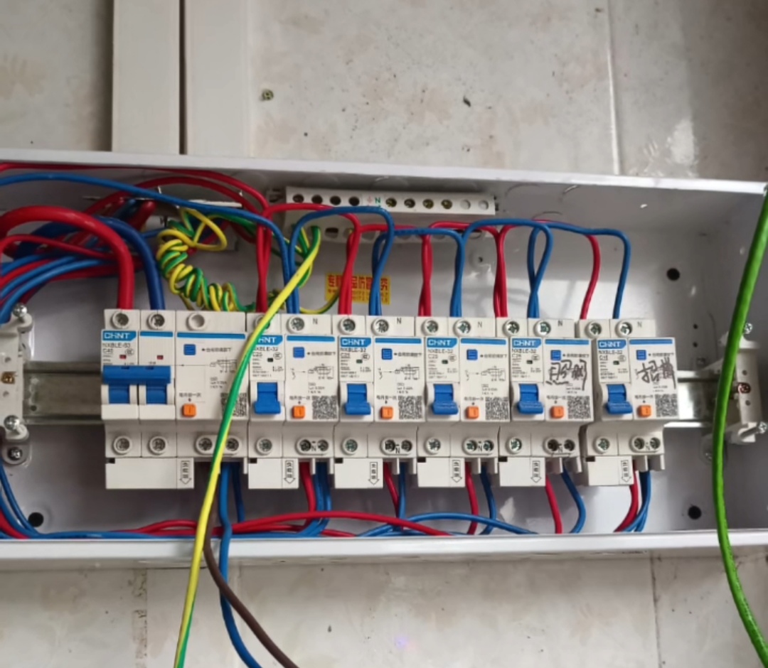 漏电保护器是电气安全的关键装置,其正确接线在电路设计和安装中至关