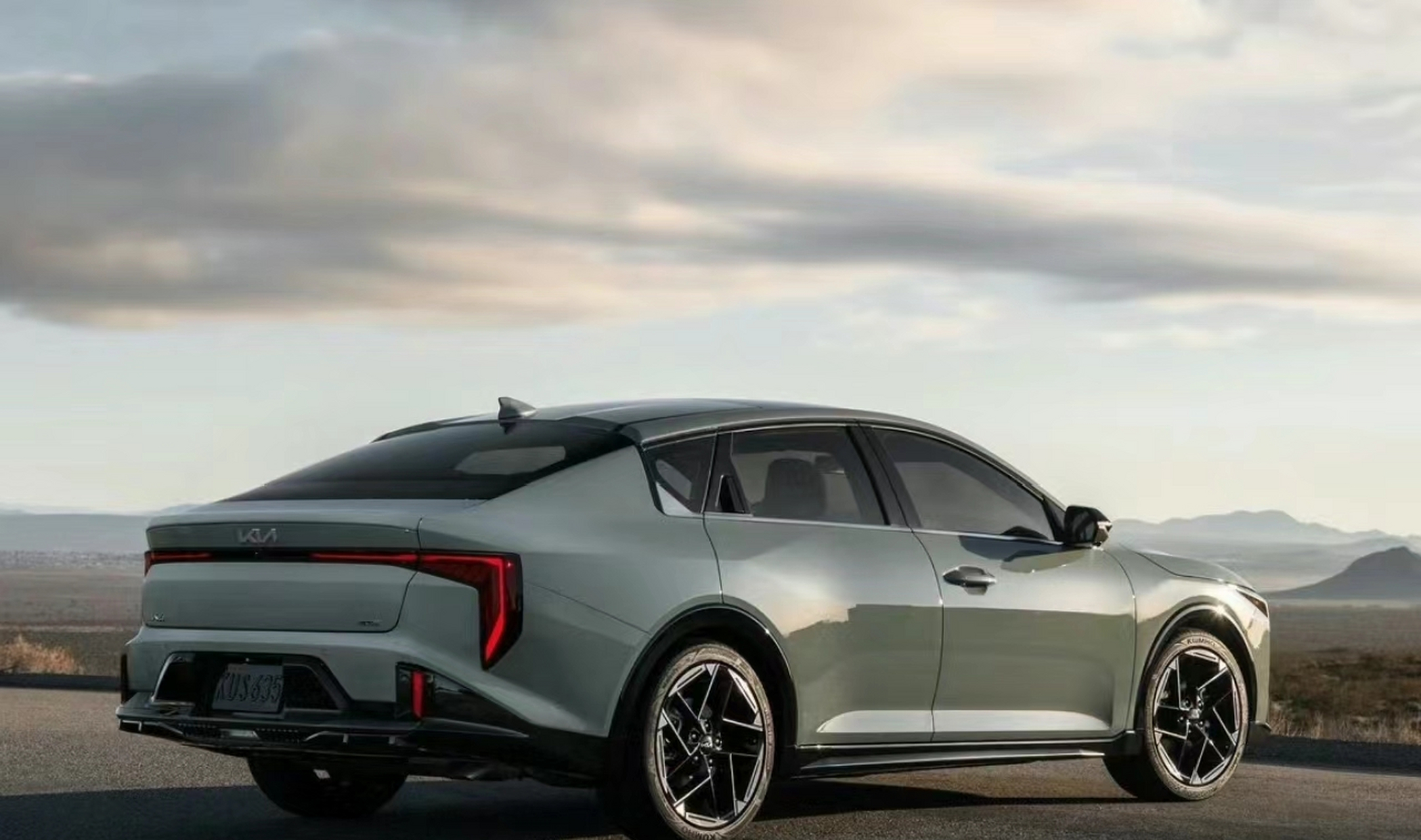 全新一代起亚k4实车发布,新车在外观上采用了与新款k5一样的家族式