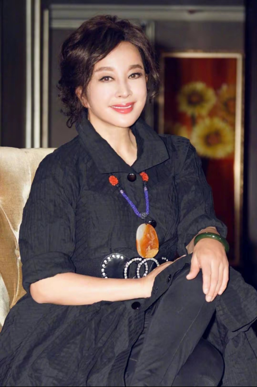 刘晓庆真不像是73岁的人,穿黑色连衣裙配腰带,时髦又减 ,美成这样也很