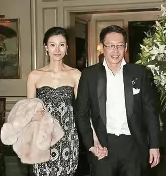 多年前,"天上人间"的老板覃辉对女朋友李嘉欣说:"嘉欣快来,我这里有