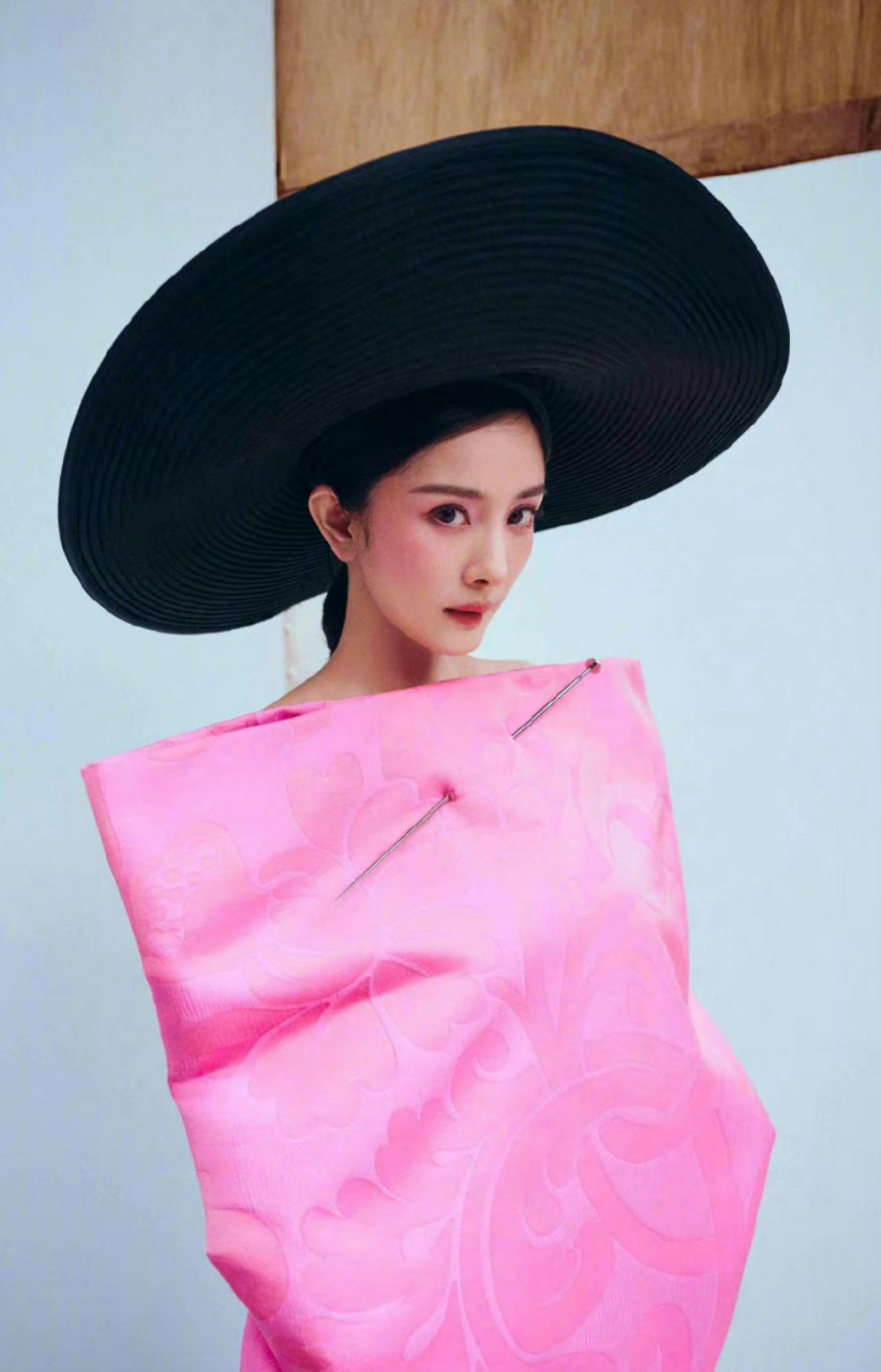 杨幂穿粉# 杨幂身穿粉色礼服裙,感觉整个人都粉粉嫩嫩,关键是两檀大