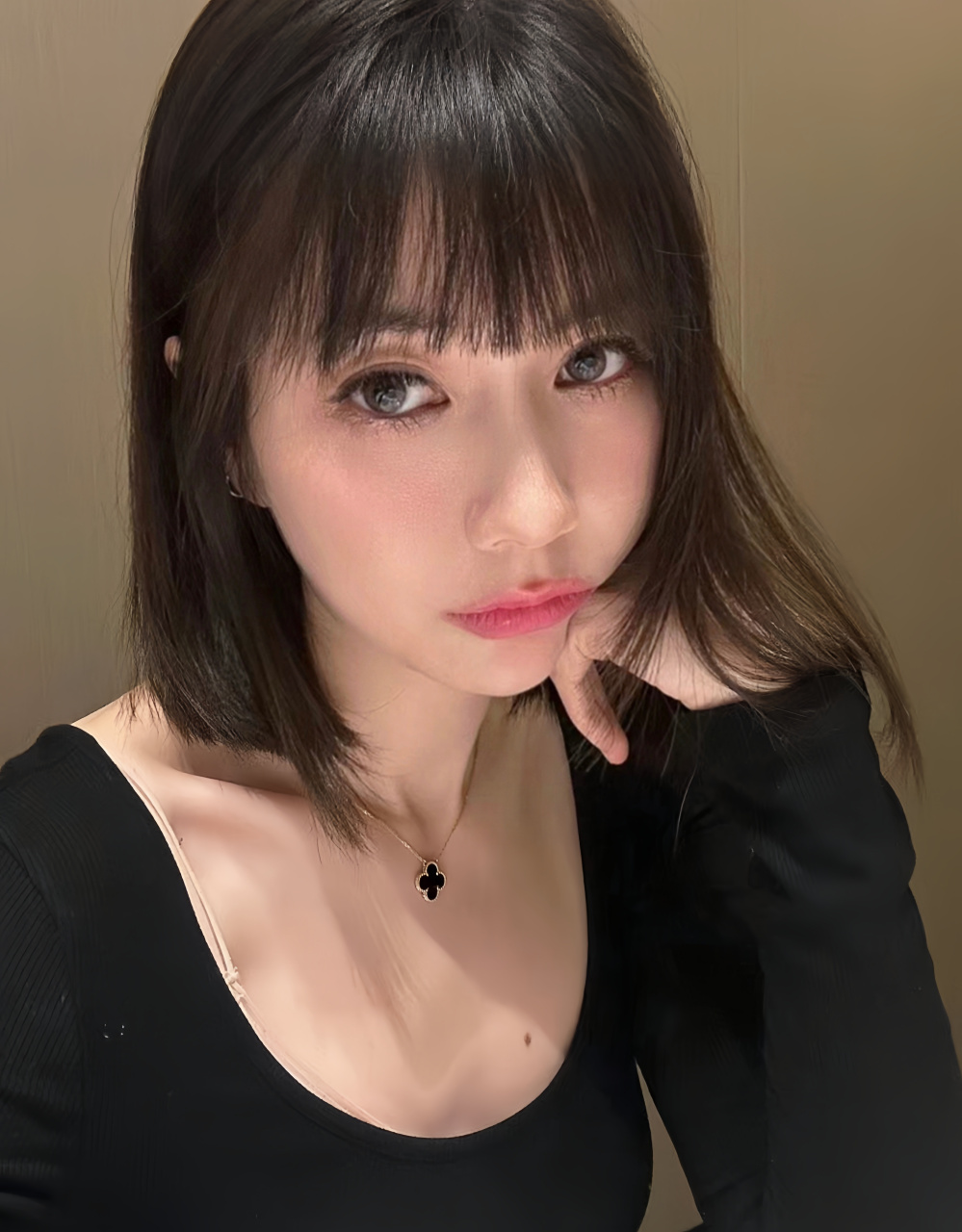 齐刘海齐肩发型是非常受女生欢迎的发型,根据脸型和个人喜好选择合适