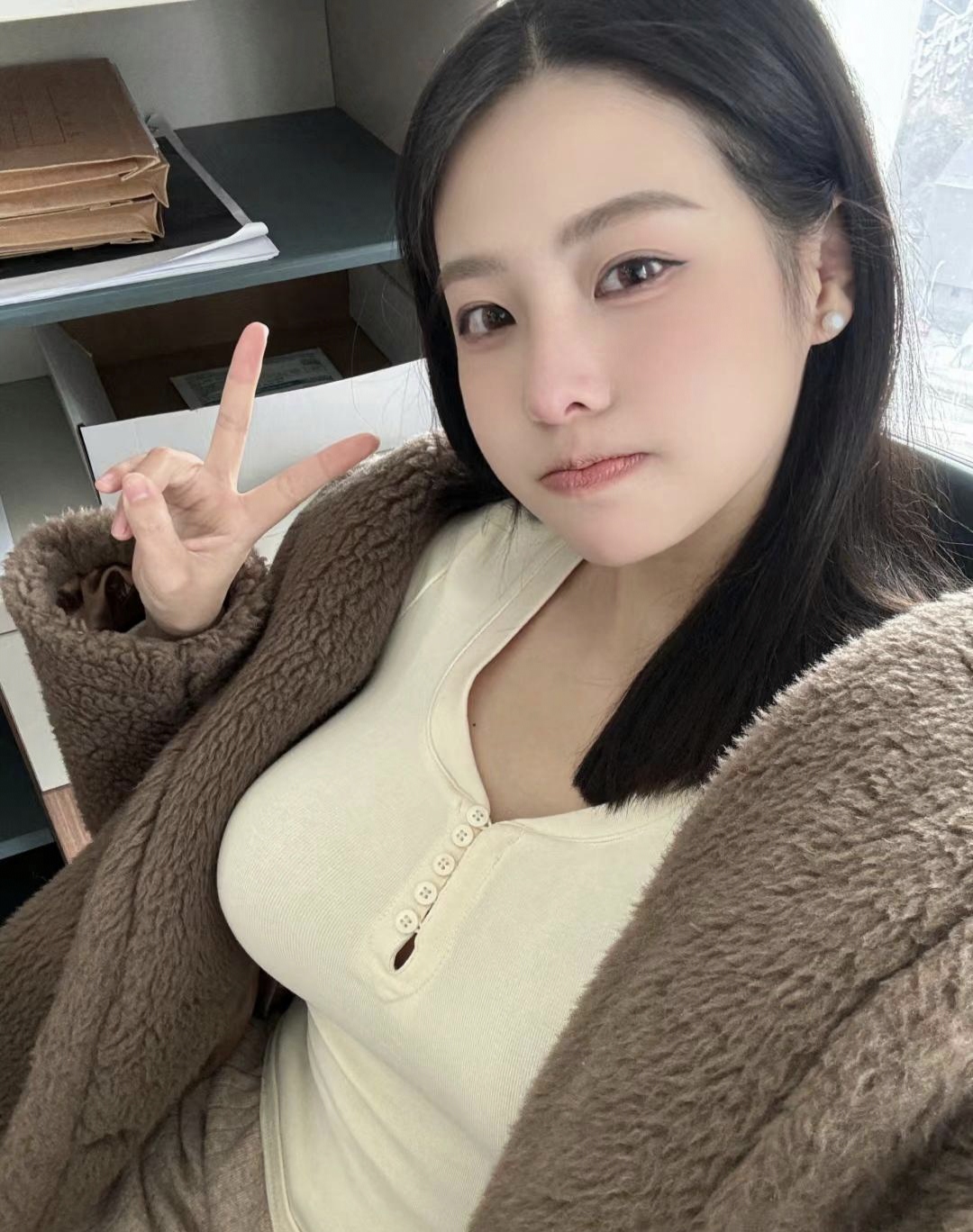 米色衫瓜子脸大眼睛高鼻梁的小姐姐身形微胖丰满圆润也不失纤细苗条
