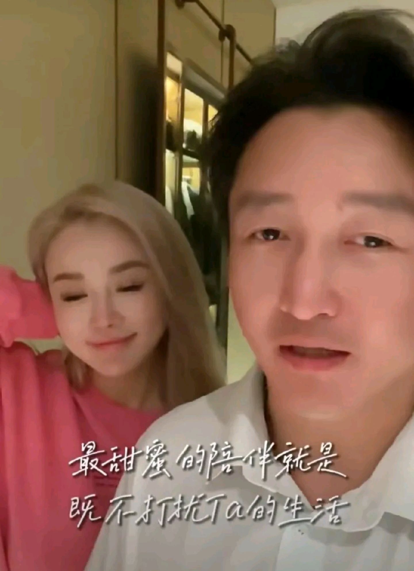 拳王邹市明与妻子冉莹颖的日常生活总是备受瞩目他们的恩爱与默契总