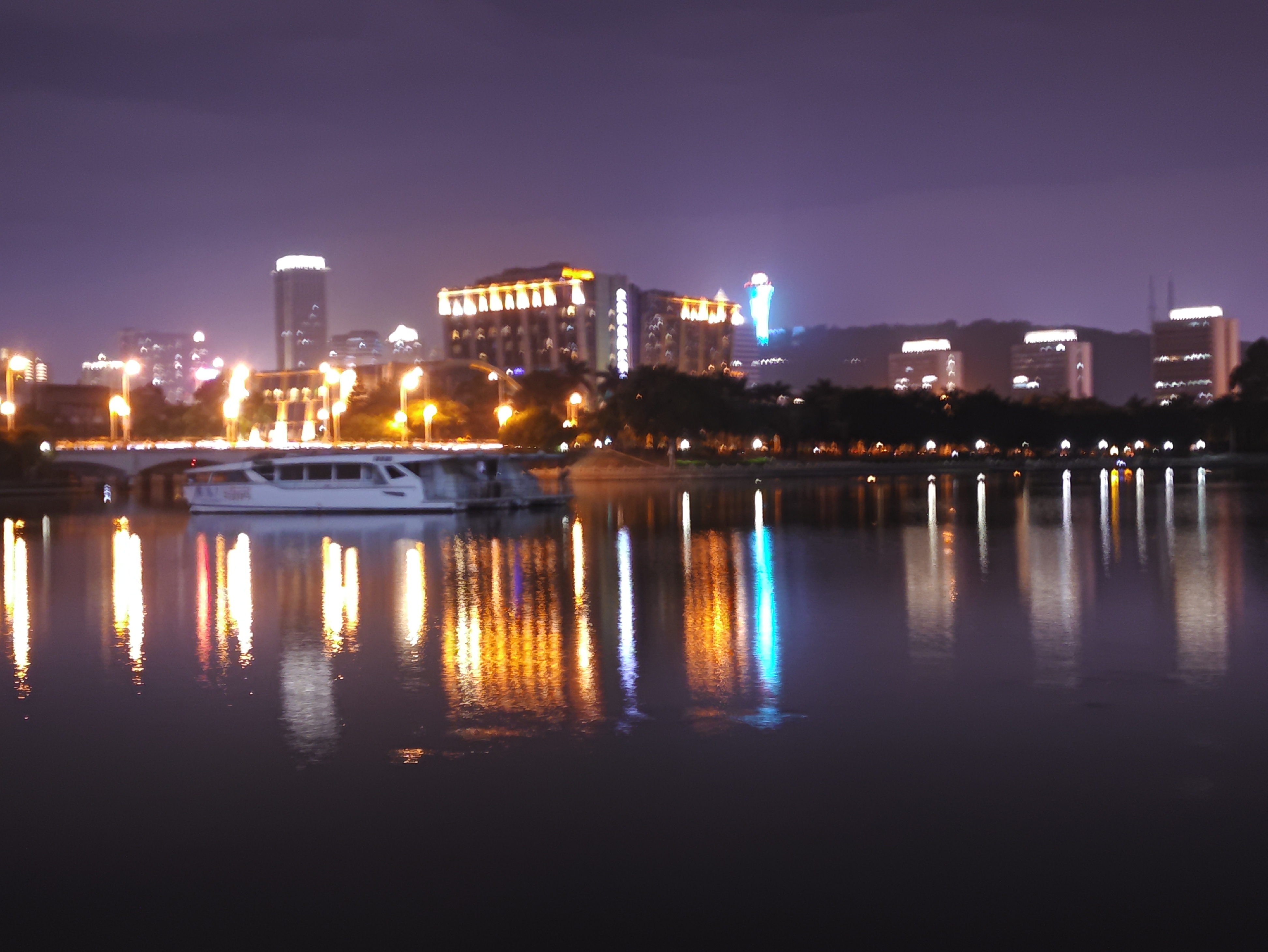 厦门筼筜湖:夕阳下的都市画卷  从白鹭洲公园出发,沿着筼筜湖畔漫步