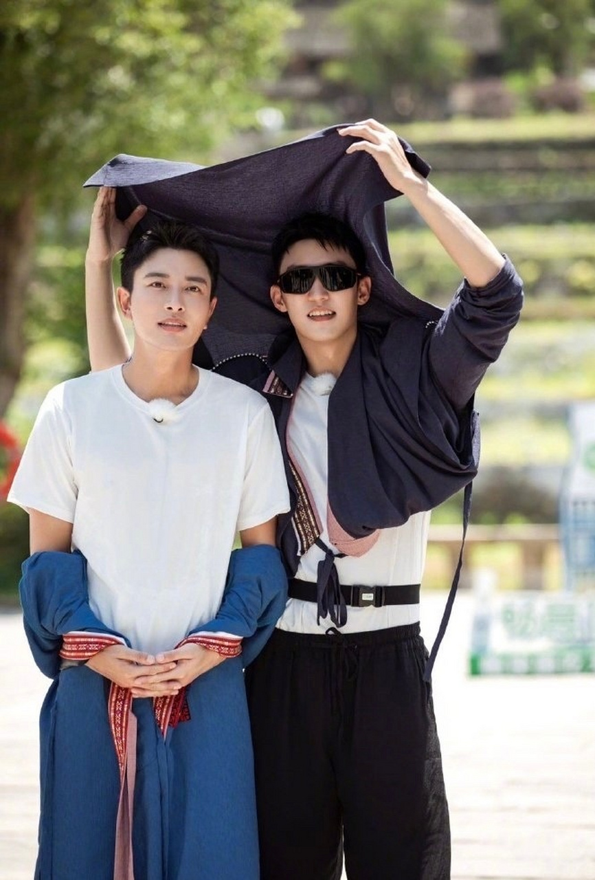 黄晓明贾乃亮黄景瑜睡姿#黄晓明,贾乃亮,黄景瑜坐18个小时的火车抵达