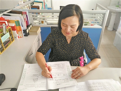 听一位50岁的老教师说,以前学校批改作业形式多样,可谓是百花齐放