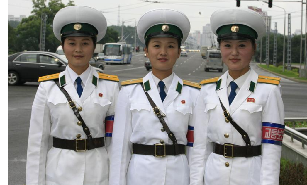 朝鲜女交警-青春靓丽气场十足,完胜东方大国整容脸