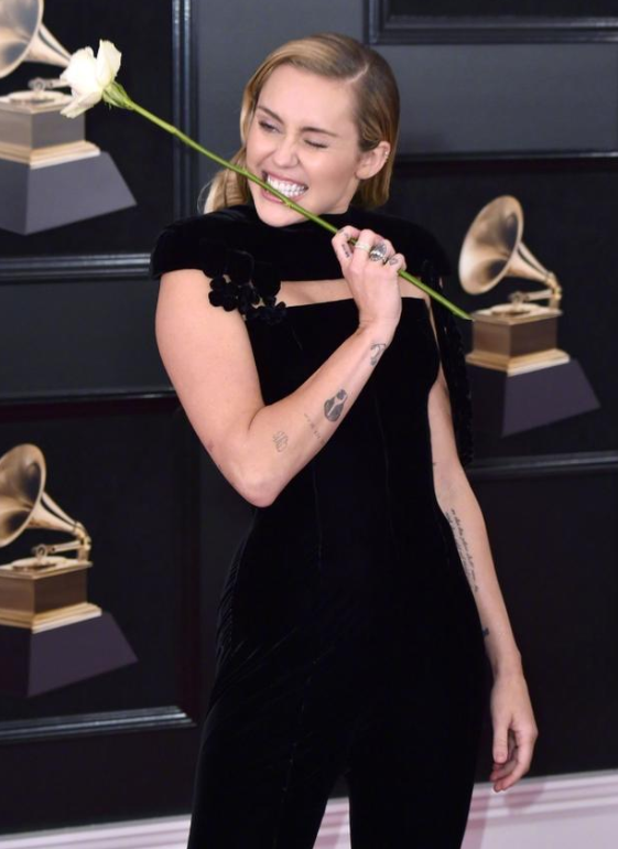 回顾麦粒事业上做到了巅峰情感之路却异常坎坷