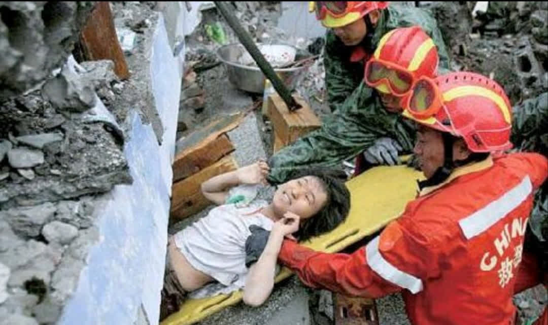 汶川地震女孩图片