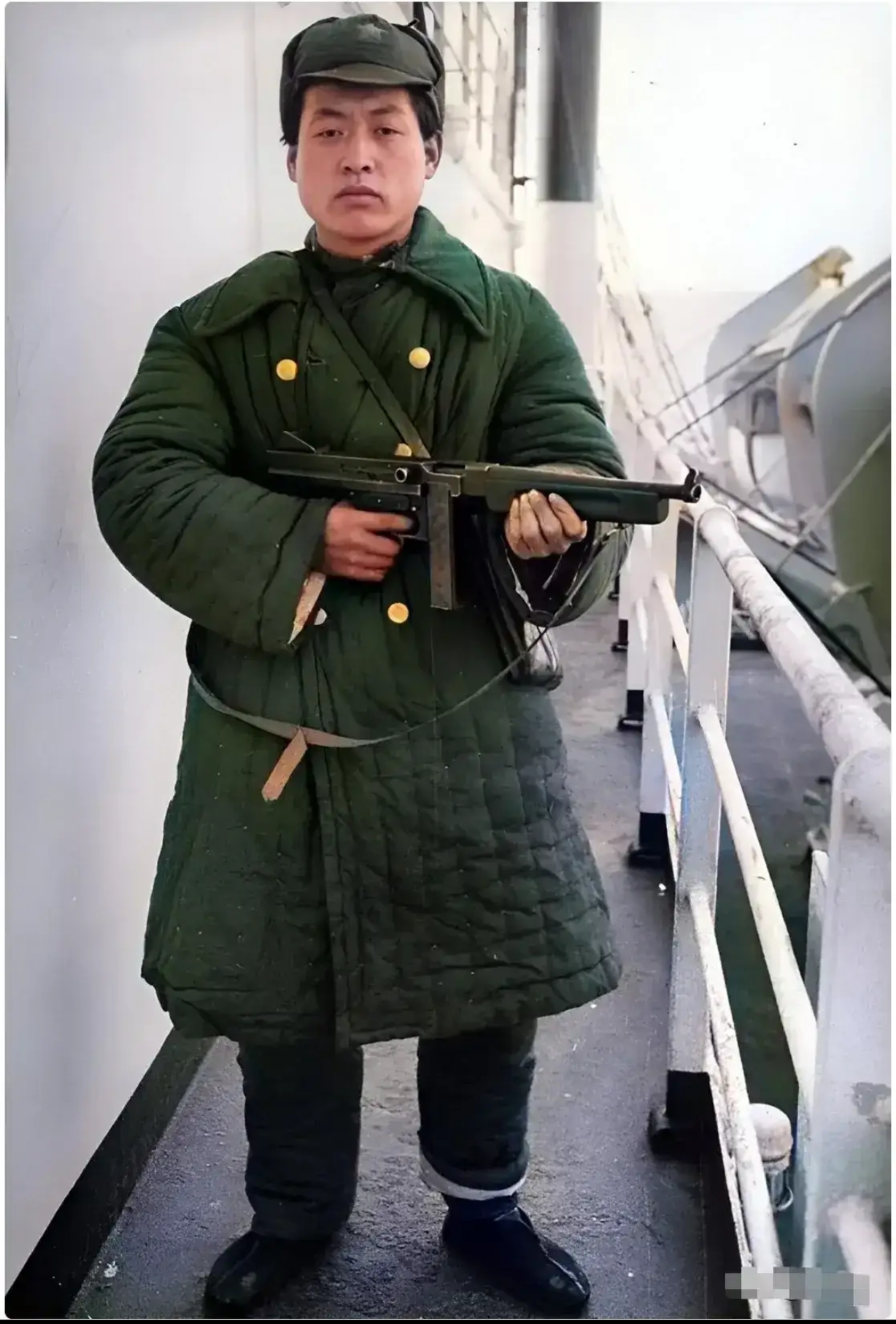 这张照片拍摄于1949年,上海解放后,解放军战士手持汤姆逊冲锋枪站在