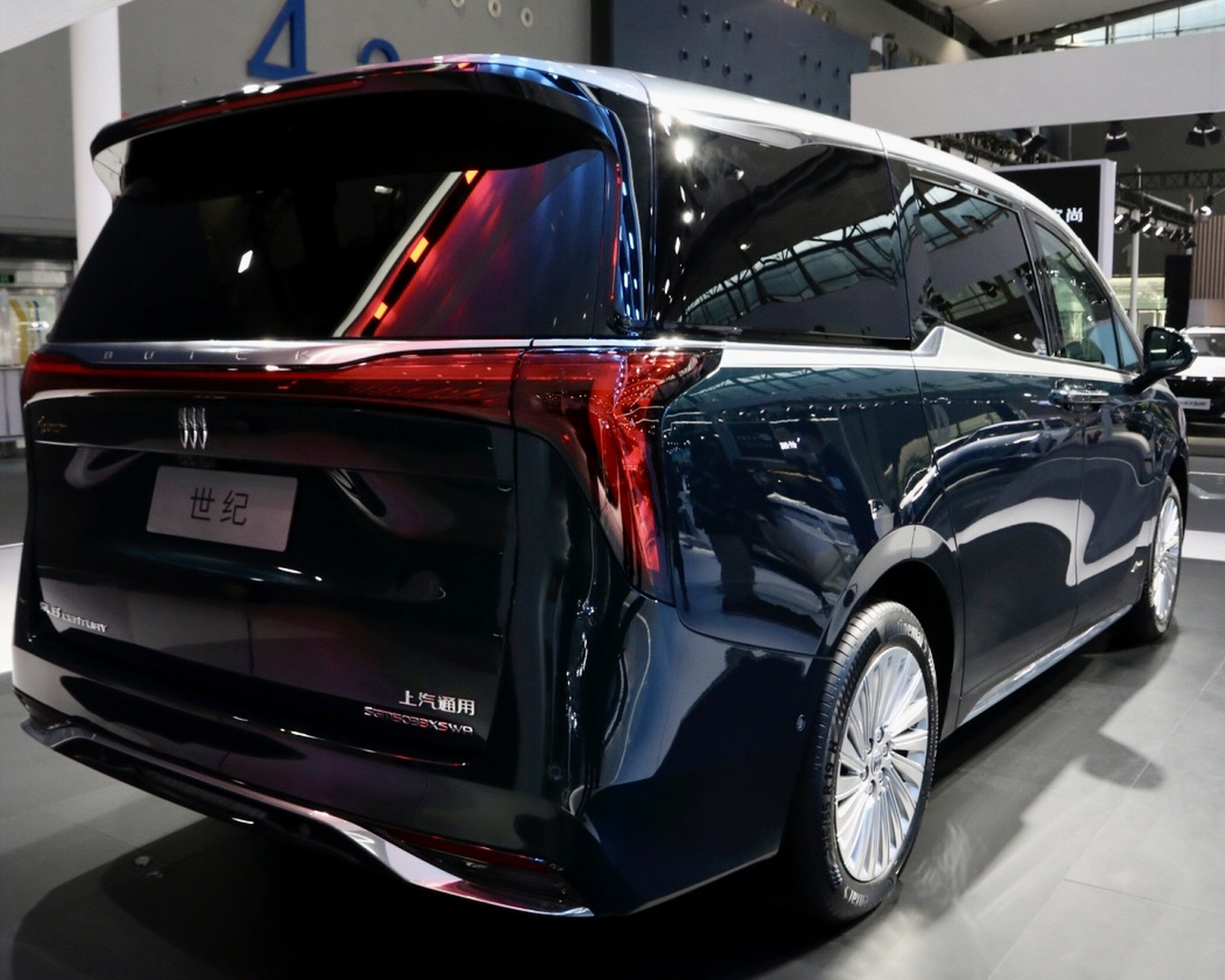 新款别克gl8世纪版车型也出了双拼色车身,时尚大气!