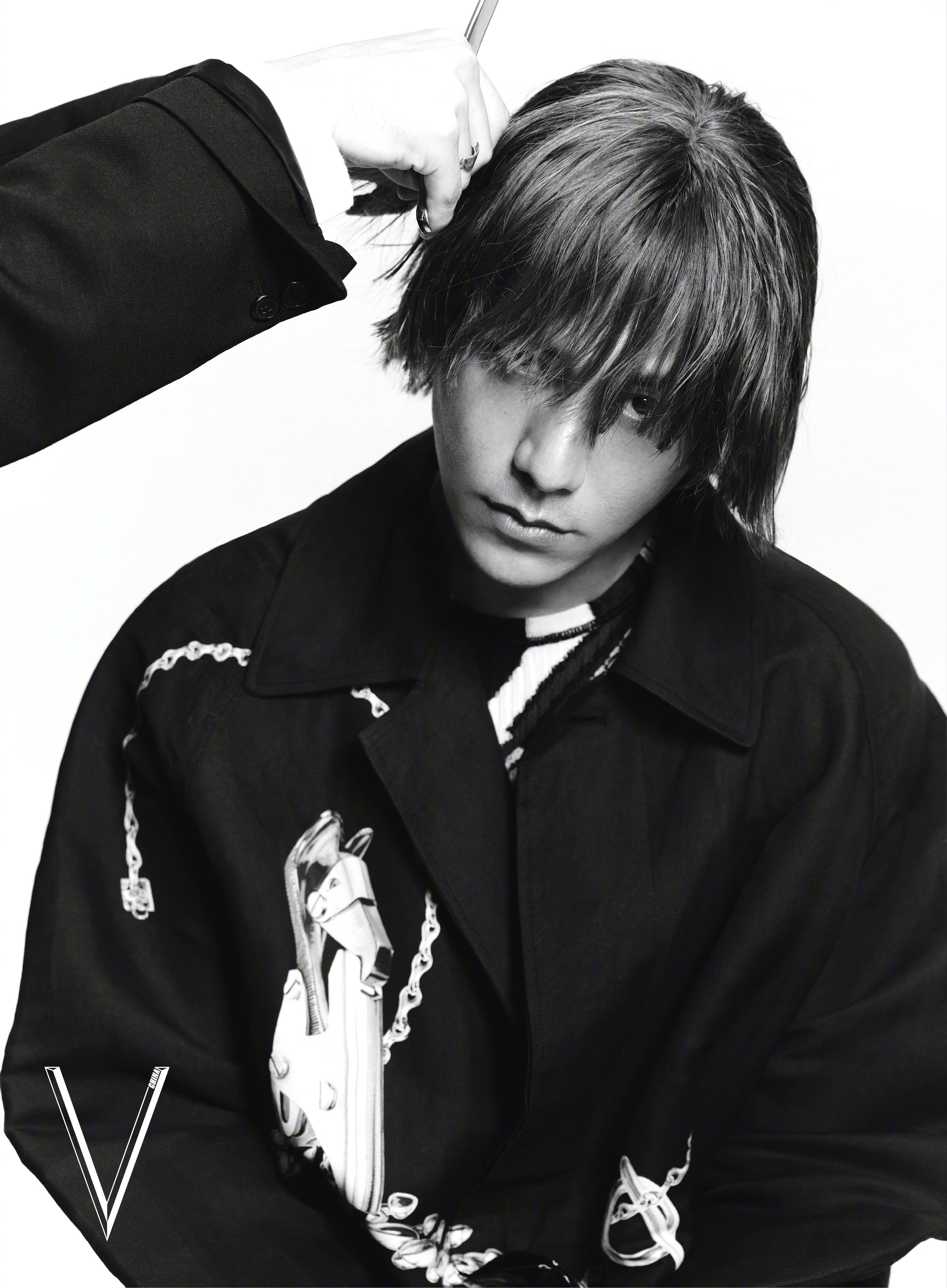 陈坤登上《v》中文版四月周年刊封面,他的中长发造型令人眼前一亮