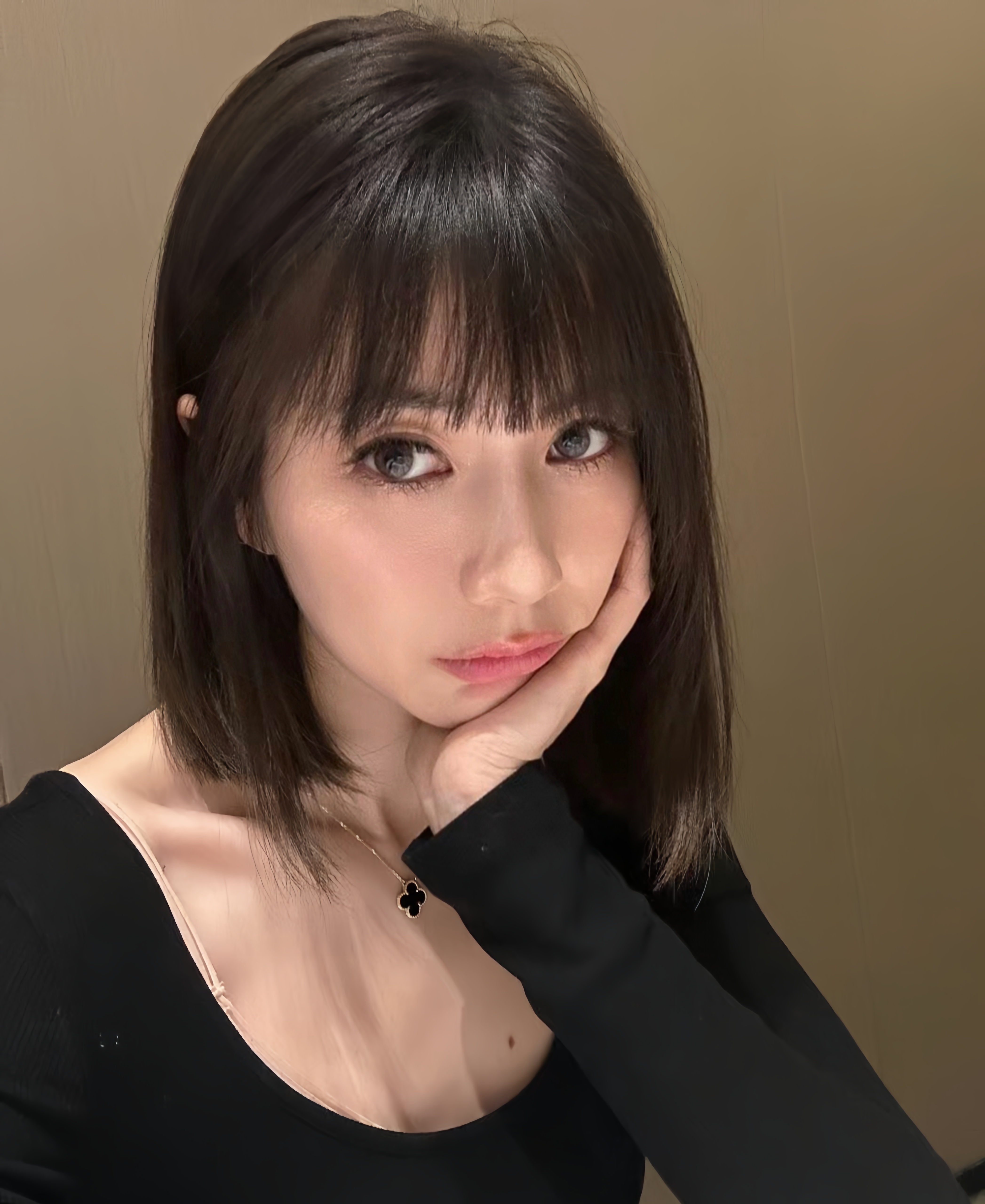 根据脸型和个人喜好选择合适的齐刘海发型,这种发型给人动感或端庄的