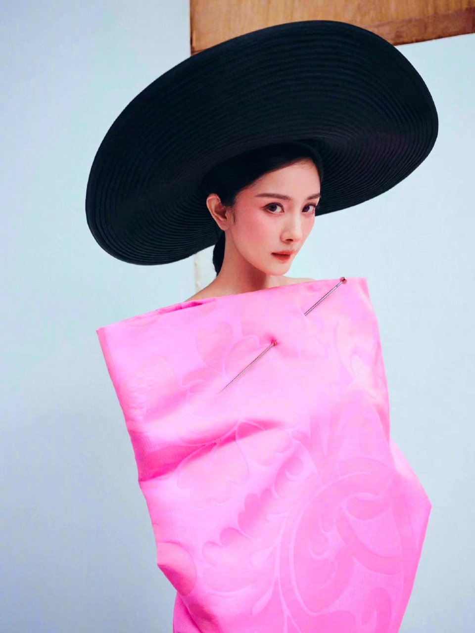 杨幂粉色造装,彰显大长腿,超美!