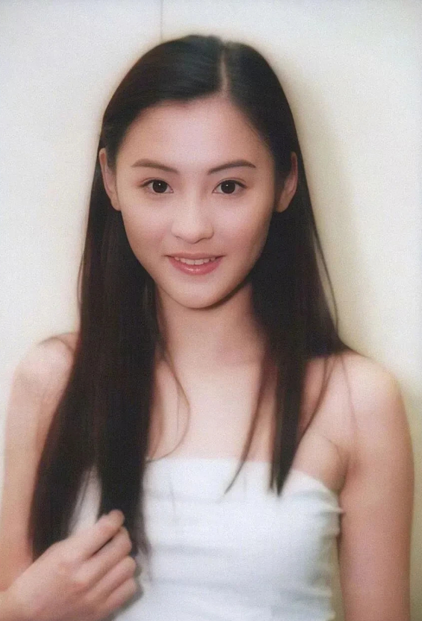 2003年,陈小春张柏芝两人同游曼谷,游泳池旁张柏芝穿着比基尼,娇嗔地