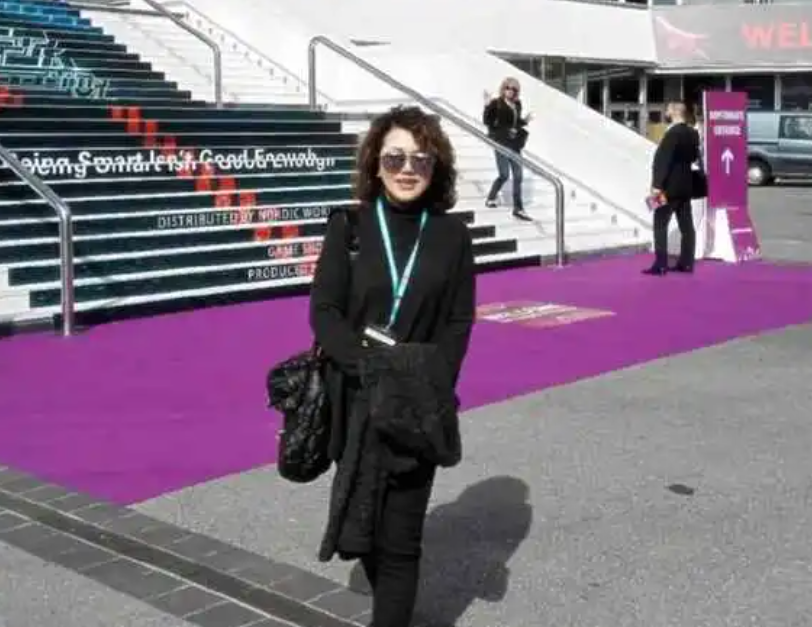 回顾著名央视主持人方静一生未婚44岁客死他乡成父母余生之痛