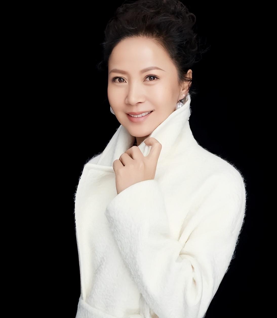 回顾演员赵越嫁二婚佟凡恩爱25年57岁无儿无女亦无悔