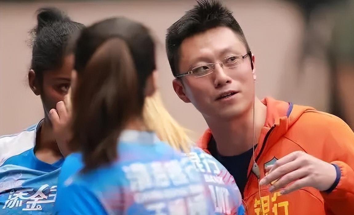 经常组织自家排球队和我国女排进行交流.