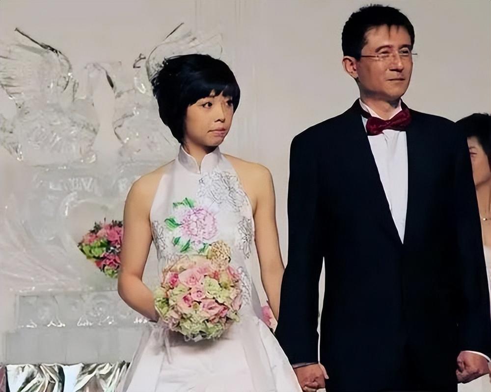 回顾张怡宁闪婚嫁给袁立前任生下一儿一女结婚14年被宠成宝