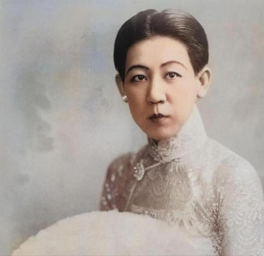 李士群呢,他自己是一个老牌特务,他的妻子叶吉卿也是特工,夫妇俩的