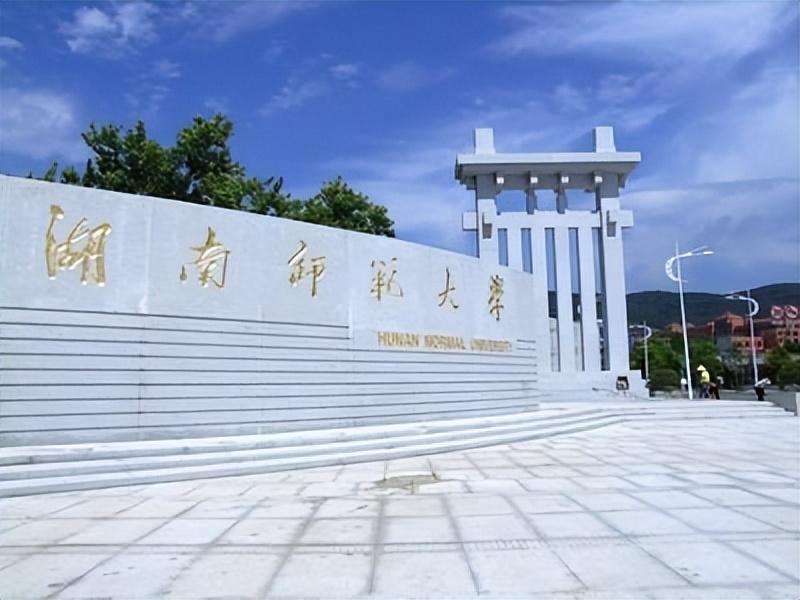 1990年,一光棍捡到女弃婴,终身未娶供她读研,她怎样报答的?