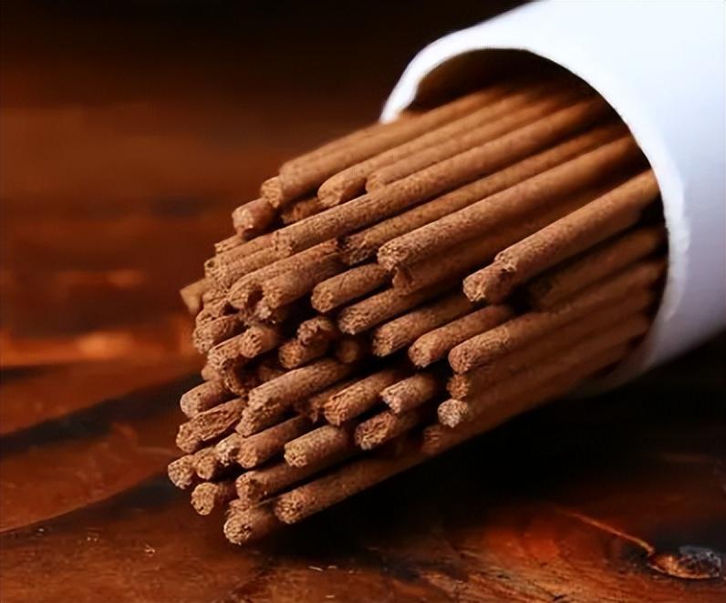 回顾烧香祈福时为何一定要烧三根香每根分别代表什么