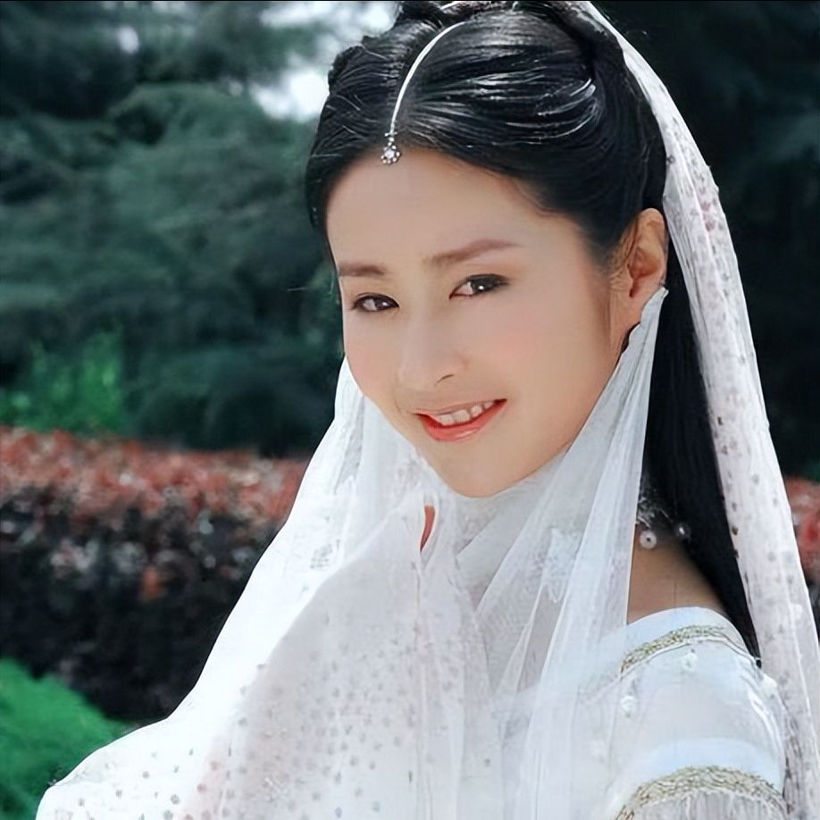 当年颖儿出道没多久的时候,凭借电视剧《书剑恩仇录》里饰演"香香公主