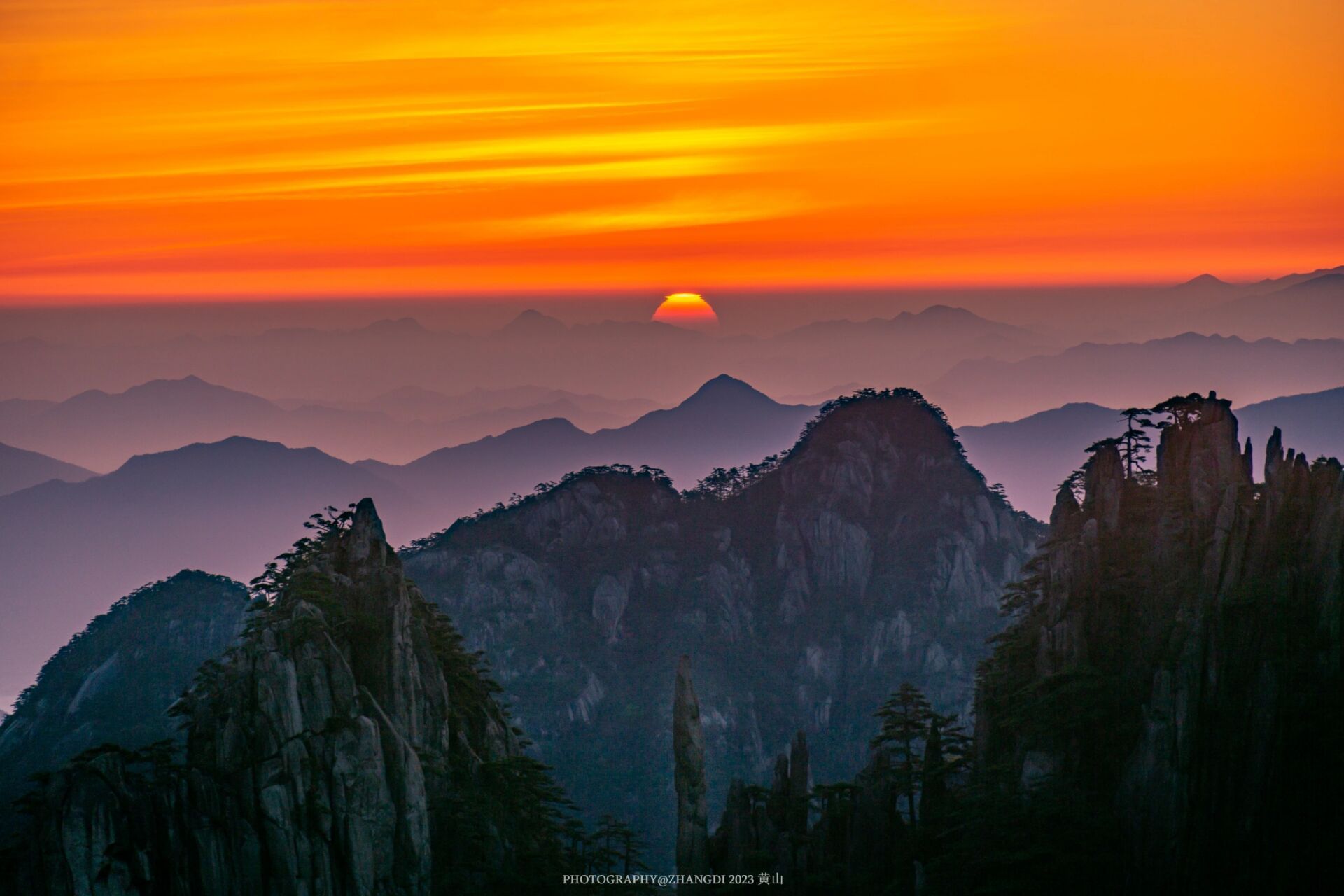 在始信峰,游客可以欣赏到黄山的四大名景:奇松,怪石,云海,日出.
