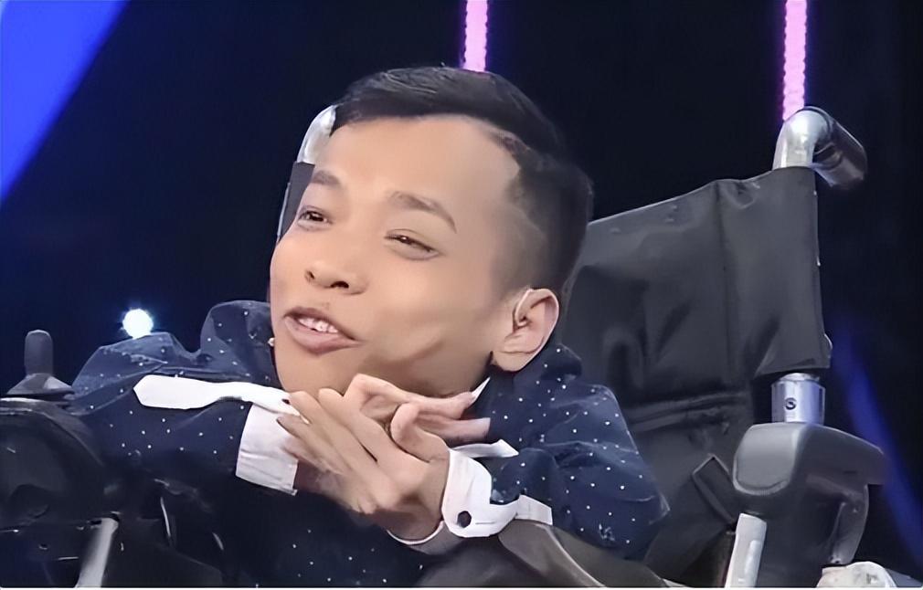 回顾袖珍总裁李创利高80厘米坐婴儿车赚上亿身家连娶两任美娇娘